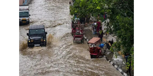 देशभर में मानसून का कहर : दिल्ली डूबने की कगार पर, पहाड़ों में मची भारी तबाही